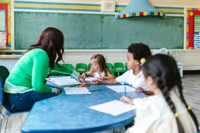 Enfants de 4 à 6 ans apprenant l'anglais de manière ludique à E-Planet Temara